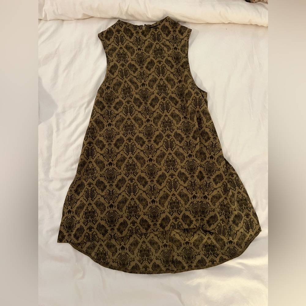 TOPSHOP SNAKE SKIN SLEEVELESS TOP - US 4
